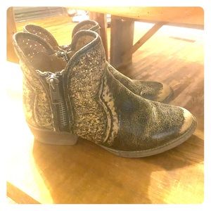 SUPER CUTE! Circle G by Corral distressed booties